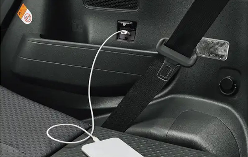 USBソケット（後席右側1口・電源用）